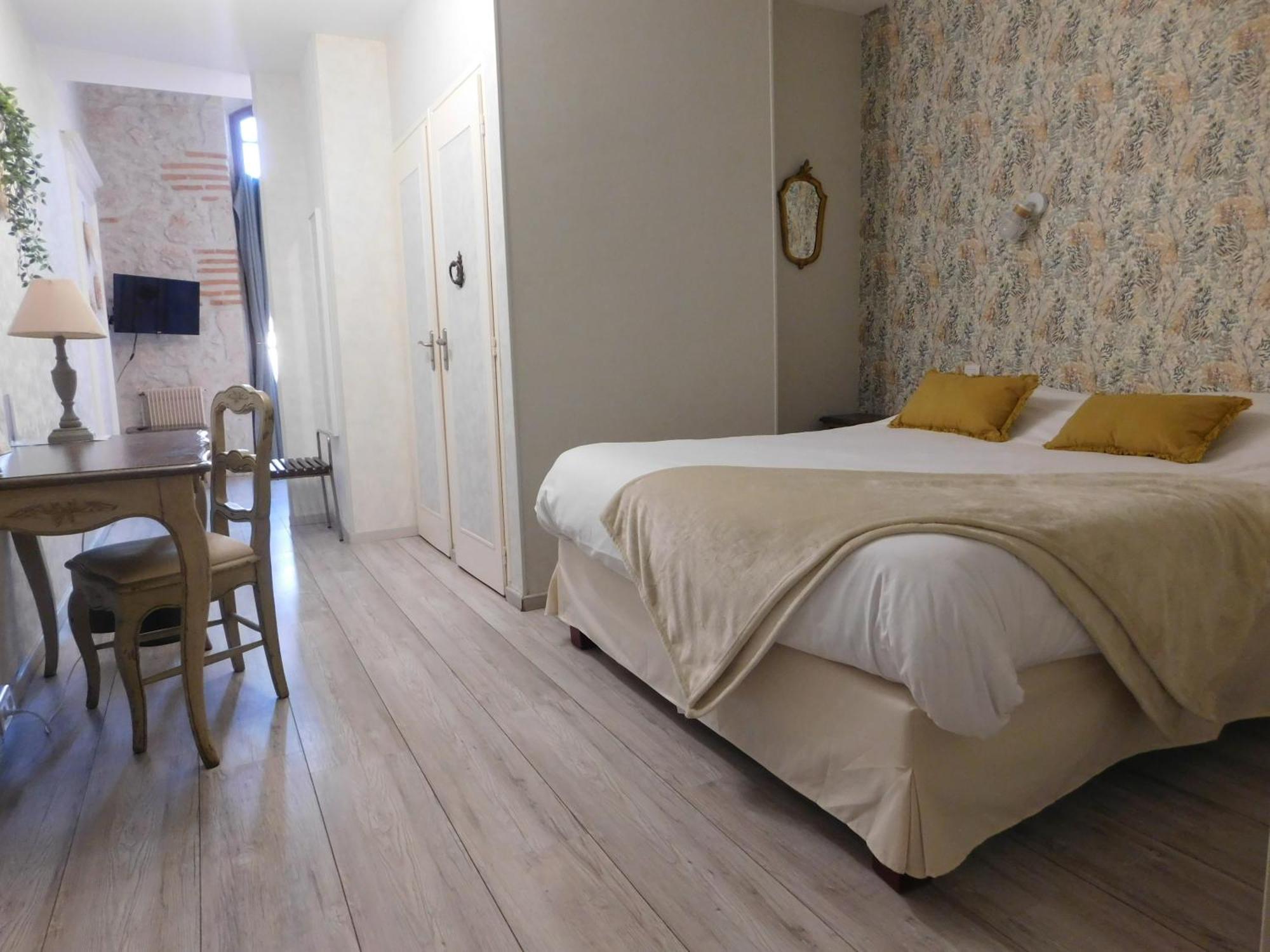 Logis Hotel Le Prince Noir Sérignac-sur-Garonne 외부 사진